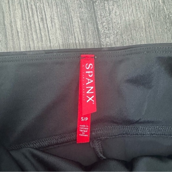 SPANX Faux Leather Camo Leggings Matte Black Camo S SM Small - Picture 5 of 14